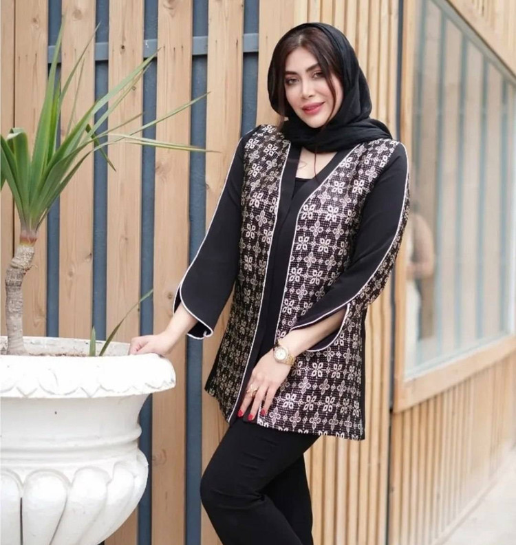 مانتو مزونی عیدانه مازراتی لایه پرشین دار جلوی کار سوزن دوزی هندی مغزی دوزی